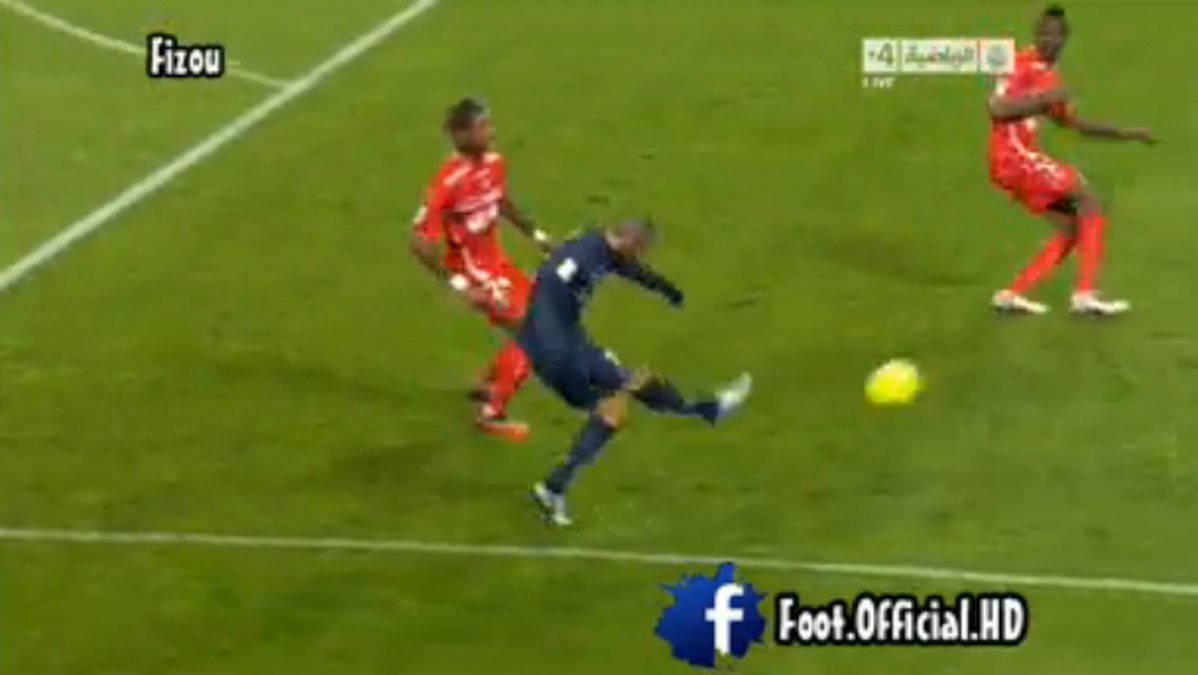Ménez slog in en hård passning bakom Valenciennes backlinje.